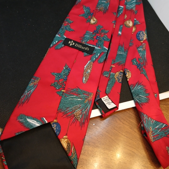 Beautiful VTG Dillard's Christmas Tie.  HANG - Picture 2 of 2